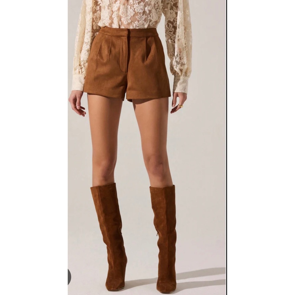 ASTR the Label Cognac Brown Faux Suede High Waisted Pleated Shorts Large NEW‎